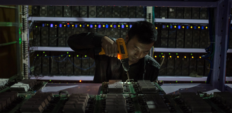 Un tecnico in un centro di estrazione di Bitcoin nel Sichuan.(EPA/LIU XINGZHE/CHINAFILE )