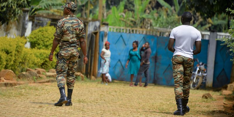 Due soldati a Bafut, in una delle regioni anglofone del Camerun in cui negli ultimi mesi ci sono state manifestazioni per l'indipendenza, il 15 novembre 2017 (AFP/Getty Images)