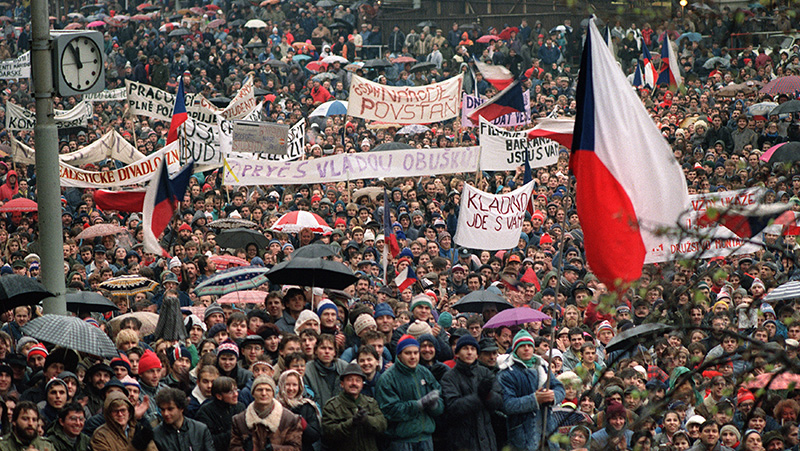 Una manifestazione in piazza Venceslao a Praga in sostegno di Vaclav Havel e della caduta del regime comunista, che avverrà il mese successivo, il 22 novembre 1989 (LUBOMIR KOTEK/AFP/Getty Images)