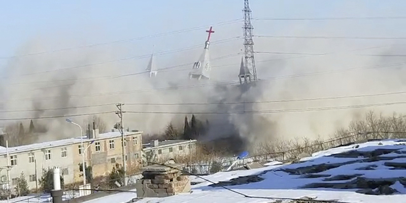 Immagine tratta da un video che mostra la demolizione della megachiesa a Linfen (China Aid via AP)