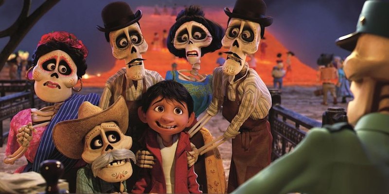 Da una scena di "Coco" ambientata nel cimitero in cui Miguel, il protagonista, vede per la prima volta i suoi parenti morti