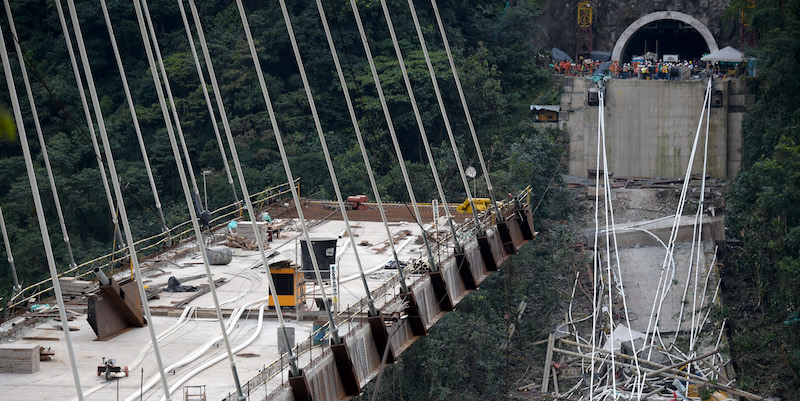 Il ponte crollato in Colombia (RAUL ARBOLEDA/AFP/Getty Images)