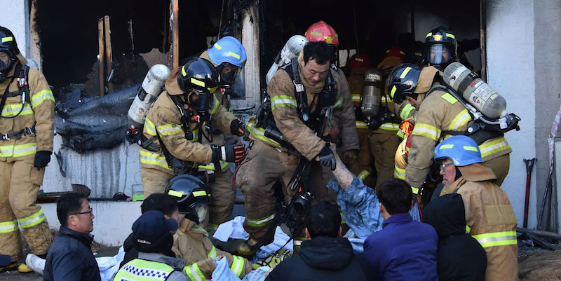 Vigili del fuoco durante le operazioni di soccorso all'ospedale di Miryang, Corea del Sud (Kim Gu-Yeon/Gyeongnam Domin Ilbo via Getty Images)