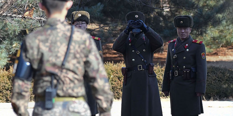 Tre soldati nordcoreani di fronte a un soldato sudcoreano a Panmunjom (Korea Pool/Getty Images)