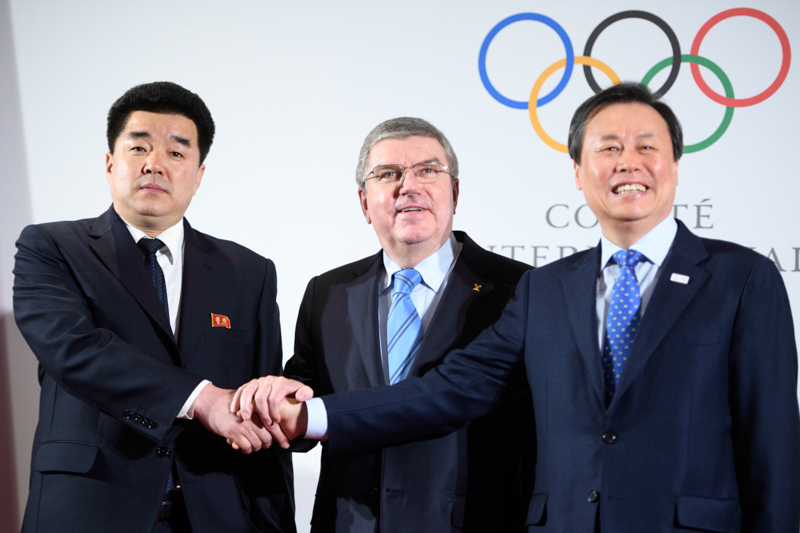 Il presidente del COI Thomas Bach, al centro, con il presidente del Comitato Olimpico nordcoreano e ministro dello Sport Kim Il Guk, a sinistra, e il ministro dello Sport sudcoreano Do Jong-hwan. (Laurent Gillieron/Keystone via AP)
