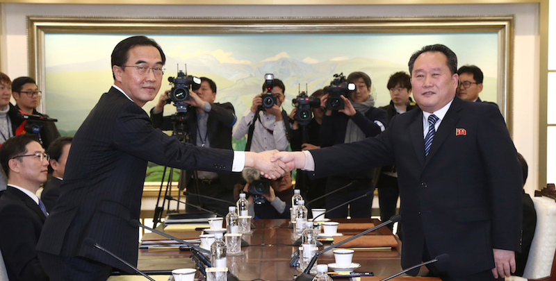 Il ministro per l'unificazione sudcoreano Cho Myoung-gyon stringe la mano al capo della delegazione nordcoreana Ri Son Gwon a Panmunjom nella zona demilitarizzata di Paju, Corea del Sud, 9 gennaio 2018
(Korea Pool via AP)