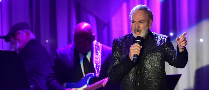Neil Diamond smetterà di fare concerti, perché gli è stato diagnosticato il morbo di Parkinson