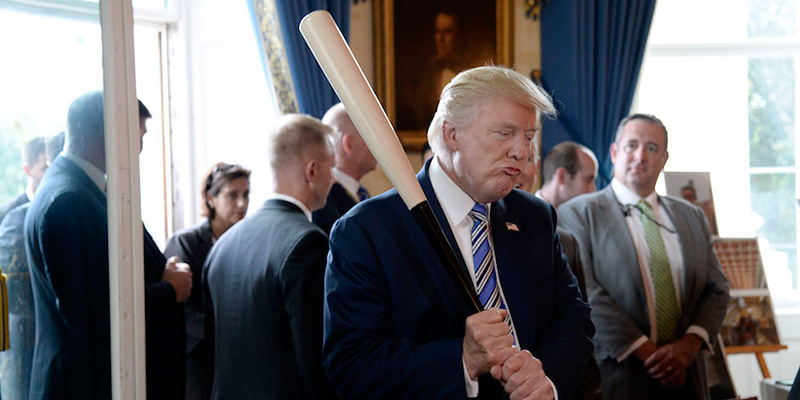 Donald Trump prova una mazza da baseball di marca Marucci durante un incontro alla Casa Bianca dedicato ai prodotti "Made in America", Washington D.C., 17 luglio 2017 (OLIVIER DOULIERY/AFP/Getty Images)