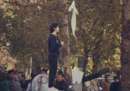 La foto della donna senza velo in Iran non c'entra con le proteste di questi giorni