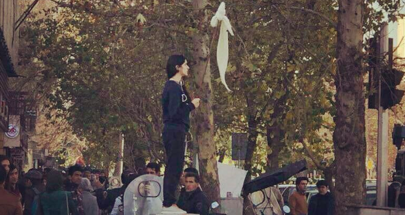 La donna senza velo fotografata a Teheran il 27 dicembre (Instagram di Masih Alinejad)