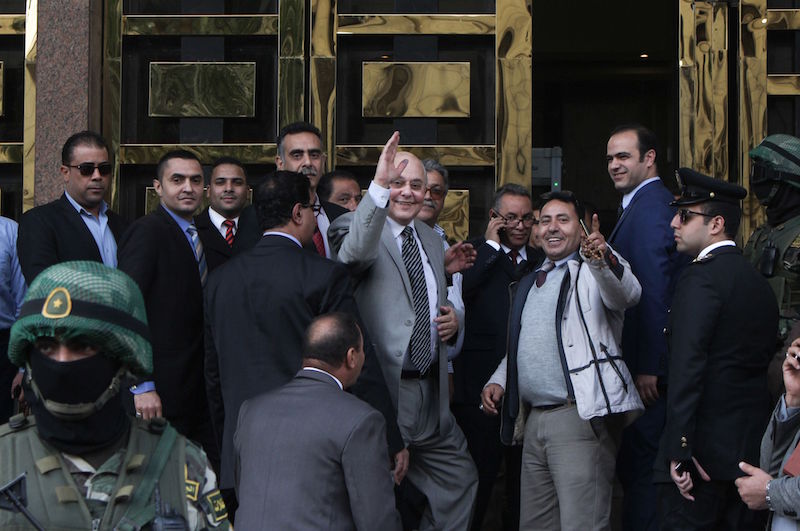 Mousa Mustafa Mousa, al centro, poco dopo la presentazione della sua candidatura (STRINGER/AFP/Getty Images)