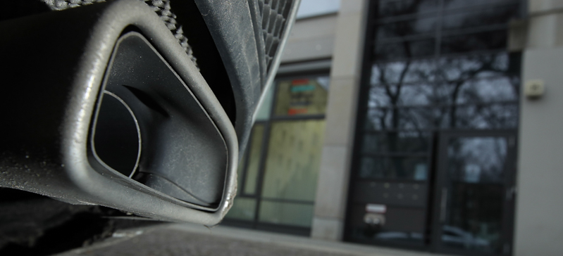 La marmitta di un'auto parcheggiata davanti al palazzo di Berlino dove c'era la sede dell'EUGT. (Sean Gallup/Getty Images)