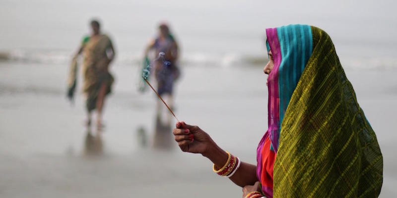 Una donna prega durante le celebrazioni del Makar Sankranti a Sagar
(EPA/PIYAL ADHIKARY/ANSA)