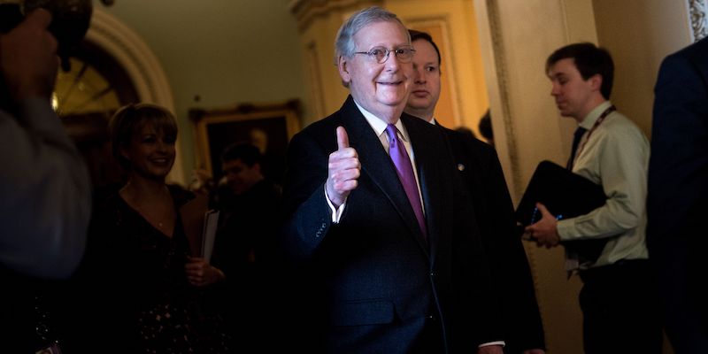 Il leader dei Repubblicani al Senato Mitch McConnell dopo il voto per mettere fine allo shutdown, il 22 gennaio 2018 (BRENDAN SMIALOWSKI/AFP/Getty Images)