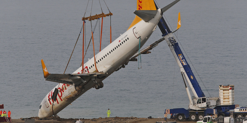 Le operazioni di recupero dell'aereo uscito dalla pista di atterraggio nell'aeroporto di Trebisonda, in Turchia
(AP Photo/Lefteris Pitarakis)