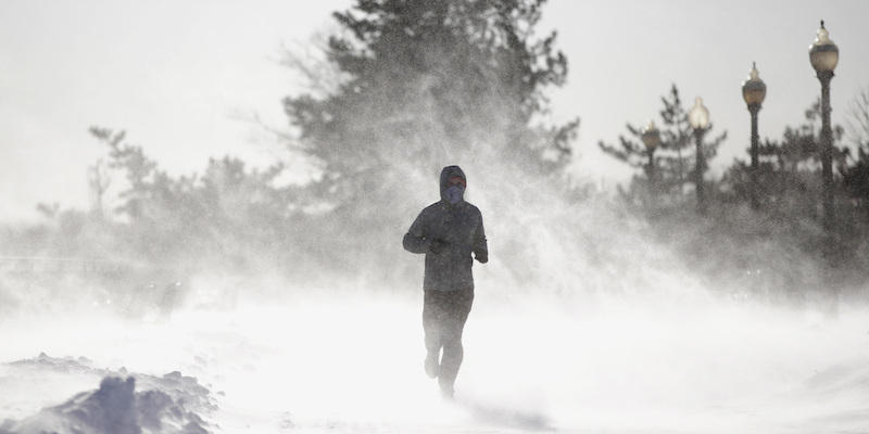 Un uomo fa jogging a Jersey City, in New Jersey, il 6 gennaio 2018, in mezzo alla neve alzata dal vento (AP Photo/Julio Cortez)
