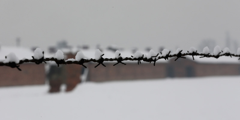 Il filo spinato delle recinzioni del campo di concentramento di Auschwitz (Christopher Furlong/Getty Images)