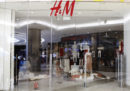 Le proteste in Sudafrica contro H&M, accusata di razzismo