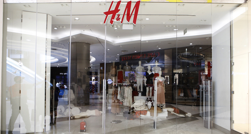 Un negozio di H&M in un centro commerciale a Sandton City danneggiato dalle proteste, 13 gennaio 2018
(WIKUS DE WET/AFP/Getty Images)