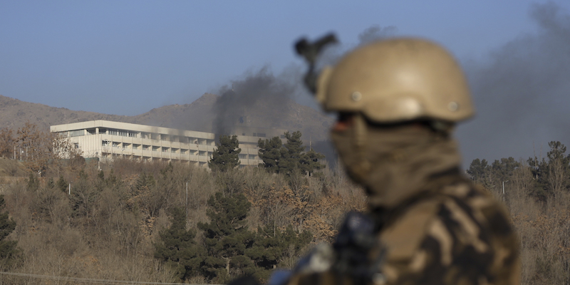 L'Intercontinental Hotel di Kabul, dopo la fine dell'attacco avvenuto tra il 20 e il 21 gennaio 2018 (AP Photo/Rahmat Gul)