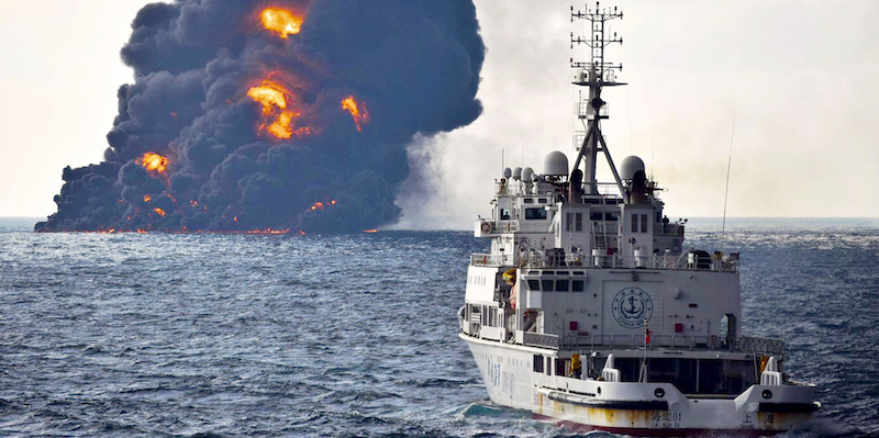 Una nave si avvicina alla petroliera iraniana in fiamme nel Mar cinese orientale (Ministry of Transport via AP)