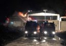 È bruciato un capannone dismesso in provincia di Pavia, il fumo potrebbe essere tossico