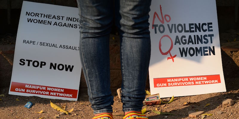Un'attivista indiana durante una protesta contro le violenze sessuali, a New Delhi (SAJJAD HUSSAIN/AFP/Getty Images)