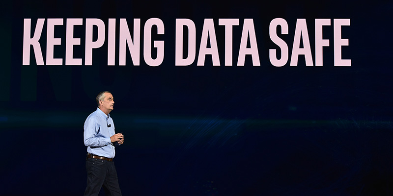 Il CEO di Intel, Brian Krzanich, durante la presentazione al CES 2018, Las Vegas, Nevada, Stati Uniti (MANDEL NGAN/AFP/Getty Images)