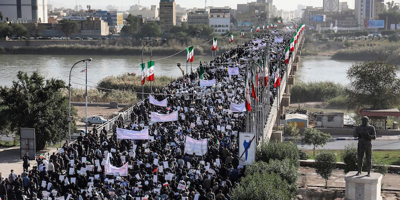 Manifestazione filo-governativa nella città iraniana di Ahvaz, 3 dicembre 2017 (MORTEZA JABERIAN/AFP/Getty Images)