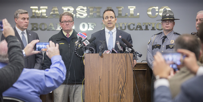 Il governatore dello stato del Kentucky, Matt Bevin, durante una conferenza stampa dopo la sparatoria al liceo di Benton (Ryan Hermens/The Paducah Sun via AP)
