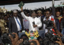 In Kenya il leader dell'opposizione sta facendo finta di aver vinto le elezioni