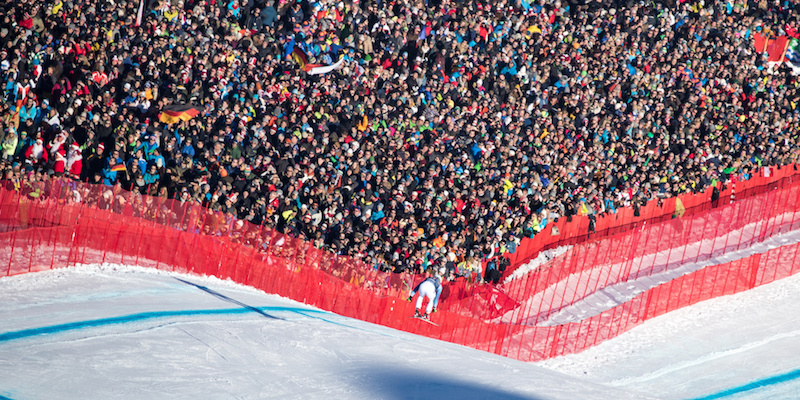 Lo sciatore tedesco Andreas Sander al termine della discesa libera sulla Streif (JOHANN GRODER/AFP/Getty Images)