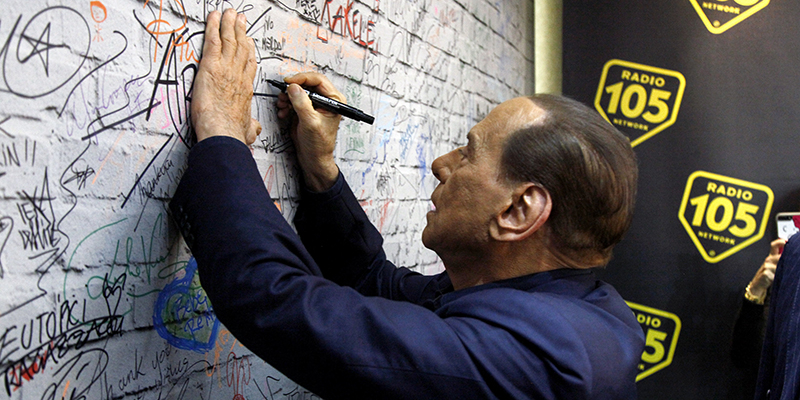 Silvio Berlusconi a Radio 105 mentre firma il "muro degli artisti", Milano 20 dicembre 2017
(LaPresse - Mourad Balti Touati)