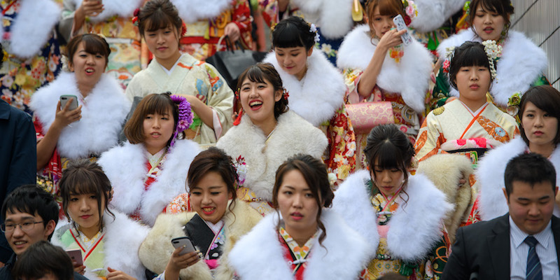 Un gruppo di ragazze in abiti tradizionali al termine della cerimonia per la giornata di festa nazionale dedicata ai ragazzi che diventano maggiorenni
(Carl Court/Getty Images)