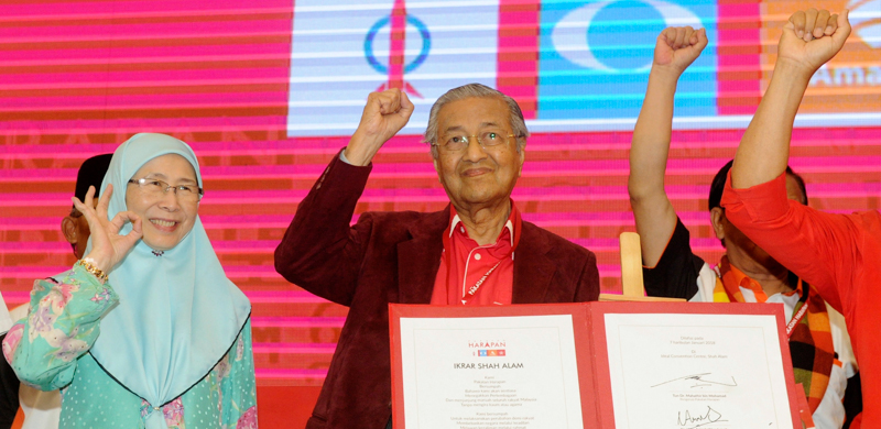 Mahathir Mohamad durante il congresso delle opisizioni malesi in cui è stato scelto come candidato a primo ministro. (AP Photo/Huey May)