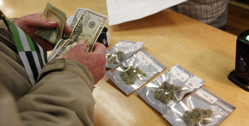 Tra i primi acquisti di marijuana a scopo ricreativo a Oakland, California, 1 gennaio 2018
(AP Photo/Mathew Sumner)