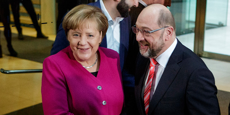 La cancelliera tedesca Angela Merkel (CDU) e Martin Schulz (SPD) durante un incontro a Berlino lo scorso 7 gennaio (Carsten Koall/Getty Images)