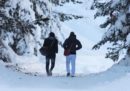 Le foto dei migranti tra la neve a Bardonecchia