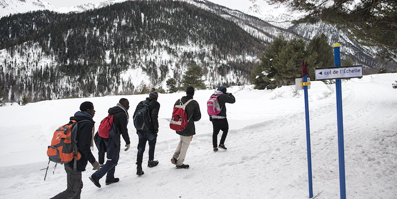 Cinque ragazzi migranti sulla strada del Colle della Scala, che attraversano per arrivare in Francia, il 22 dicembre 2017
(Marco Alpozzi - LaPresse)