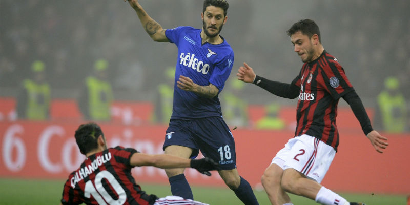 Luis Alberto della Lazio e Hakan Calhanoglu e Davide Calabria del Milan durante l'ultimo turno di Serie A (Marco Rosi/Getty Images)