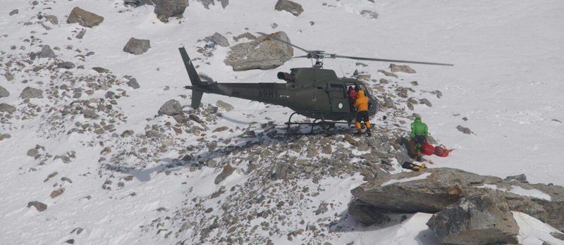 Il momento in cui Elisabeth Revol è stata caricata sull'elicottero, al campo base del Nanga Parbat. (SAYED FAKHAR ABBAS/AFP/Getty Images)