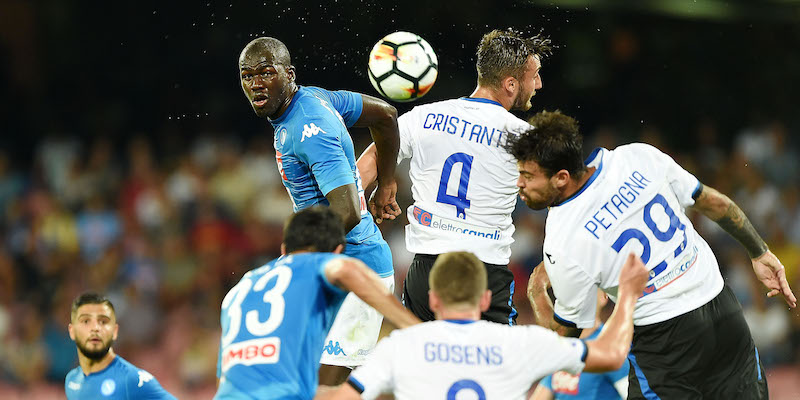 Kalidou Koulibaly e Bryan Cristante durante Napoli-Atalanta di Serie A (Francesco Pecoraro/Getty Images)