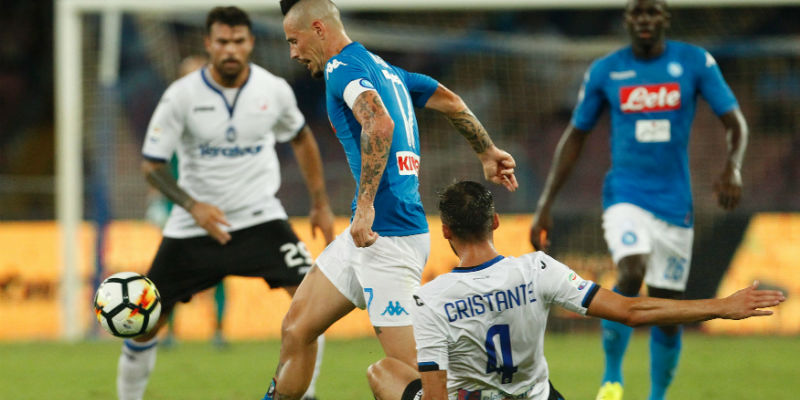 Marek Hamsik e Bryan Cristante durante Napoli-Atalanta di Serie A (CARLO HERMANN/AFP/Getty Images)