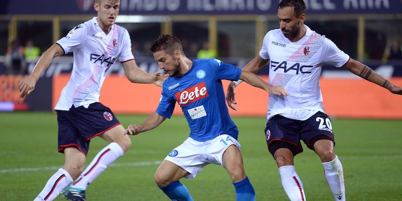 Dries Mertens tra due giocatori del Bologna nella partita del girone di andata (FILIPPO MONTEFORTE/AFP/Getty Images)