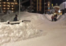 Una slavina ha colpito un condominio a Sestriere, mentre in Valle d'Aosta molte strade sono state chiuse per la neve