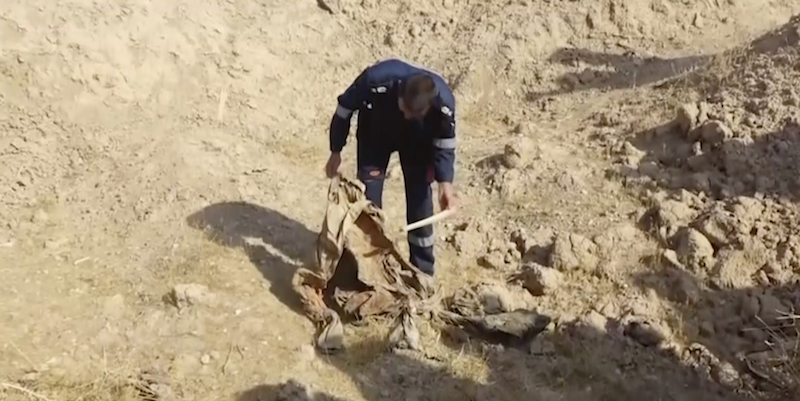 La scoperta di una fossa comune ad Hawija, in Iraq (Kirkuk Governor's Office via AP)