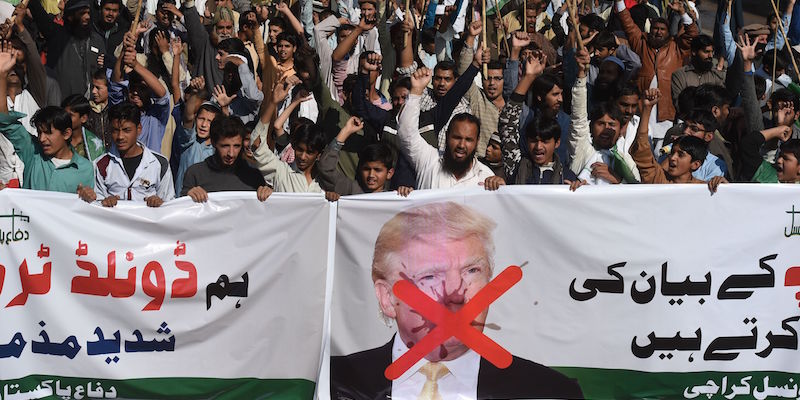 Una manifestazione anti-americana a Karachi, in Pakistan, il 2 gennaio 2018 (ASIF HASSAN/AFP/Getty Images)