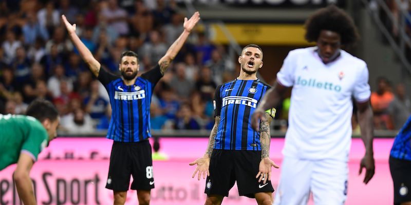 Antonio Candreva e Mauro Icardi infastiditi per qualcosa nella partita di andata tra Inter e Fiorentina (MIGUEL MEDINA/AFP/Getty Images)
