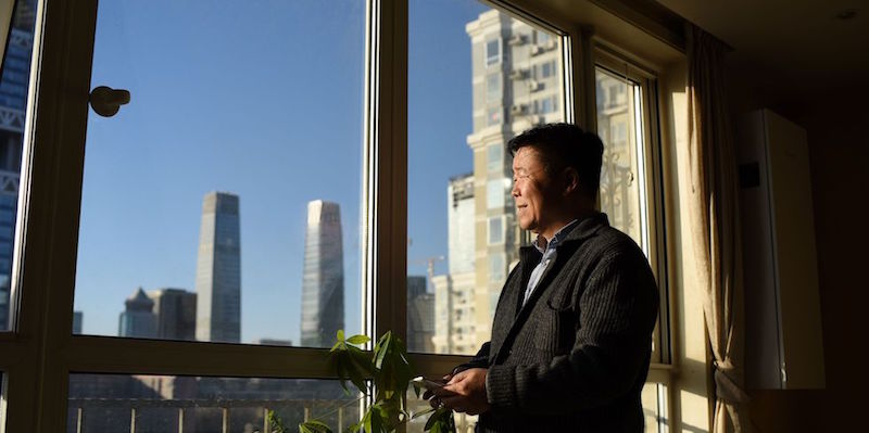 Zou Yi osserva il cielo sopra Pechino da una finestra di casa sua, l'11 gennaio 2018
(WANG ZHAO/AFP/Getty Images)