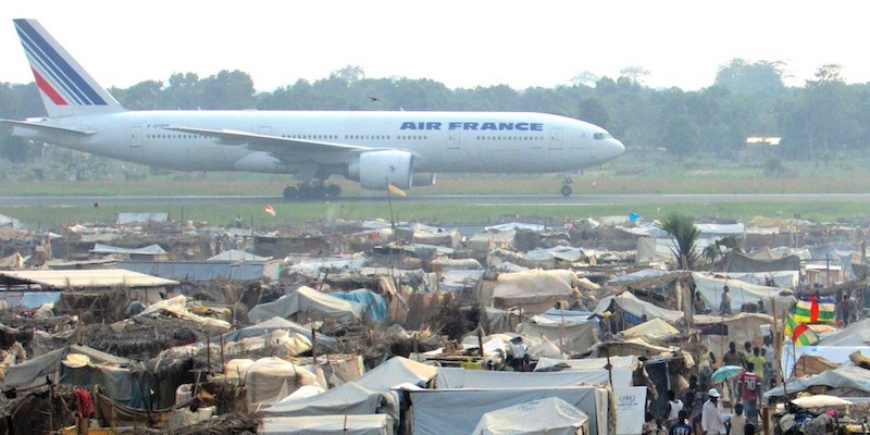 Un aereo Air France sulla pista dell'aeroporto di Bangui, Repubblica Centrafricana, e in primo piano un campo in cui vivono circa 100mila rifugiati, 18 marzo 2014
(PACOME PABANDJI/AFP/Getty Images)